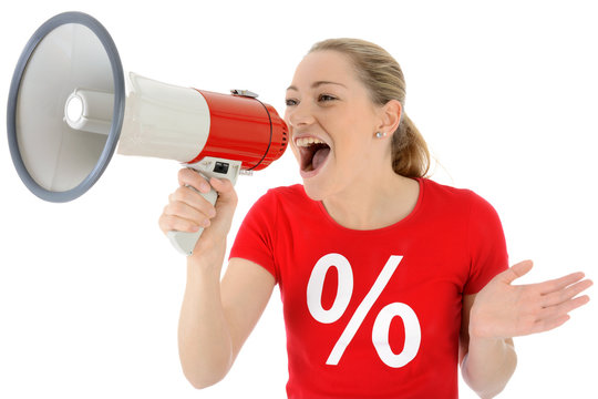 Frau im SALE-Shirt br&uuml;llt in Megaphon