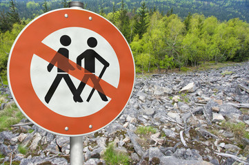 Schild: Wandern verboten!