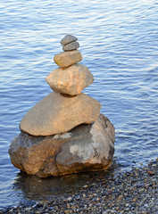 Fototapeta na wymiar aufgetürmte Steine am See