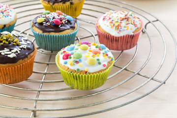 Muffins auf Holz und Abkühlgitter