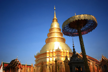 wat phra dhatu hariphunchai