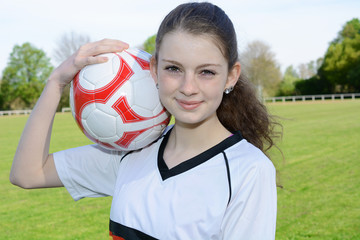 Teenager mit Lederfußball