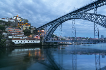 Fototapeta na wymiar Ville de Porto au Portugal avec bateau Rabelo