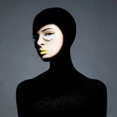 Surrealistische junge Dame mit Schatten auf ihrem Körper © Egor Mayer