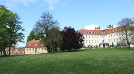 Fototapeta na wymiar Schlosspark mit Schloss und Alter Kanzlei in Lübbenau