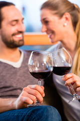 Paar trinkt zuhause Wein