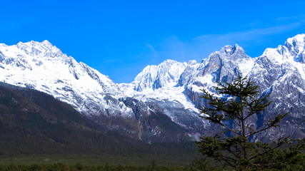 Fototapeta premium Beautiful nature of Jade Dragon Snow Mountain
