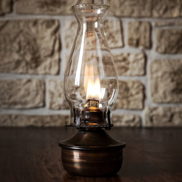 Vintage Öllampe auf Holztisch