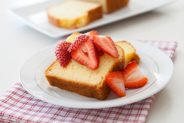 Poundcake with Strawberries