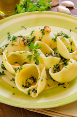 Lumaconi con cozze e prezzemolo, italian cuisine