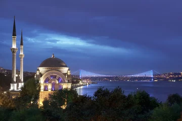 Zelfklevend Fotobehang Istanbul - Dolmabahçe-moskee en Bosporusbrug © mystique