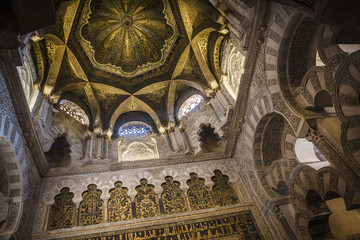 Fototapeta na wymiar Wnętrze katedry La Mezquita w Kordobie, w Hiszpanii.