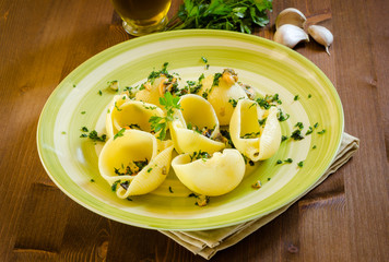 Lumaconi con cozze e prezzemolo, italian cuisine