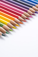 直線に並べた色鉛筆