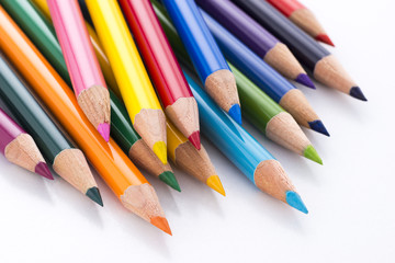 バラバラに並べた色鉛筆