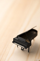 木目の背景にクラフトのピアノ