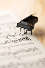 Fototapeta premium ミニチュアのピアノと楽譜