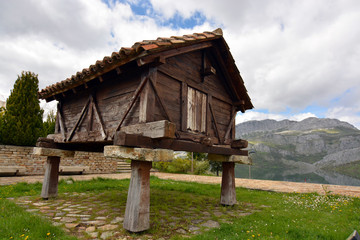 horreo tradicional en la montaña