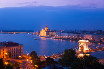 Fototapeta na wymiar Chain Bridge and parliament in Budapest