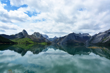 pantano en nuevo riaño, picos de europa, leon