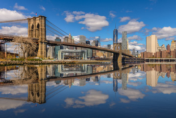 Naklejka premium New York City Brooklyn Bridge i Manhattan skyline