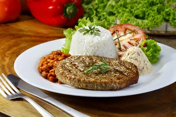 Deurstickers hamburger meat with rice and salad © lcrribeiro33@gmail