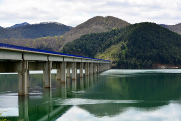 puente cruzando el pantano de Riaño, Picos de europa