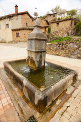 fuente de piedra en pueblo de los picos de europa