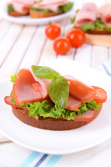 Delicious sandwich with lettuce and ham