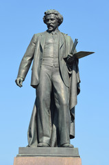 Памятник И.Е.Репину в Москве на Болотной площади