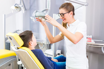 Zahnärztin behandelt Junge in Zahnarztpraxis 