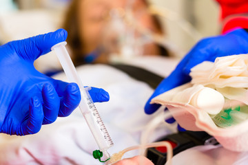 Notarzt gibt Infusion im Rettungswagen