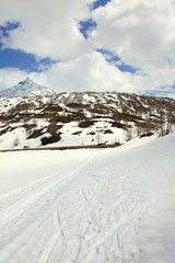 Fototapeta na wymiar Piste de ski de fond au Simplon.