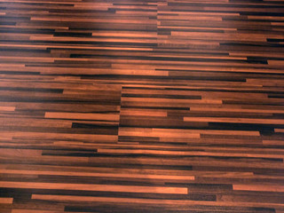 dunkler Laminatboden