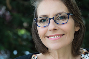 femme élégante avec ses lunettes de vue
