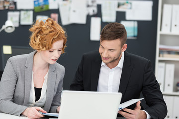 kollegen arbeiten zusammen in einer agentur