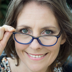 femme élégante avec ses lunettes de vue