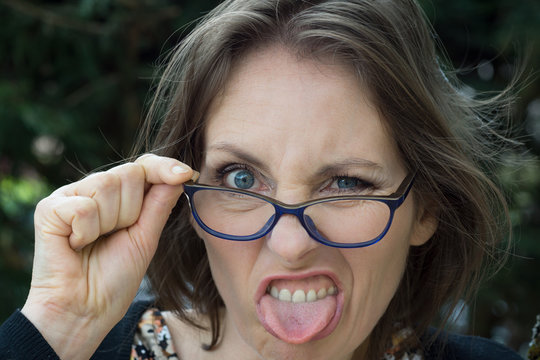 femme &eacute;l&eacute;gante avec ses lunettes de vue
