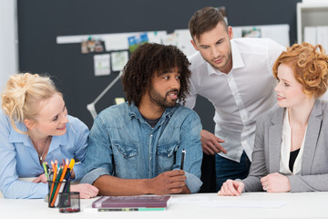 junges team in einer besprechung im büro