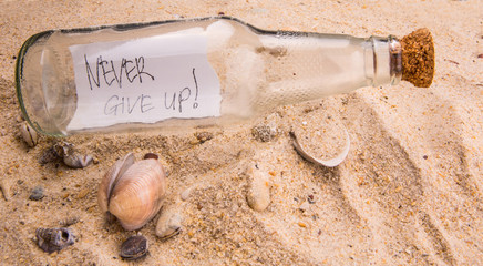 Concept image of a message NEVER GIVE UP in a bottle - obrazy, fototapety, plakaty