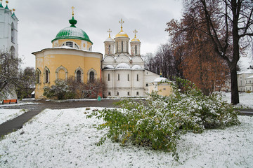 Fototapeta na wymiar Kościoły w Jarosławiu, w Rosji