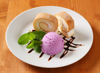 Swiss roll with ice cream