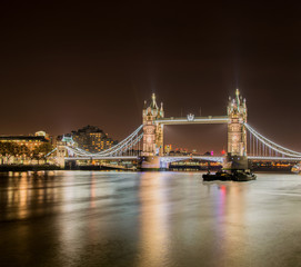 Fototapeta na wymiar Famous Tower Bridge in London at night