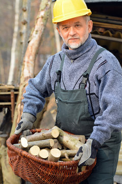 Mann mit Feuerholz Korb