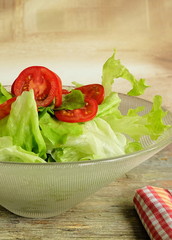 Salatschüssel mit Kopfsalat und Tomaten