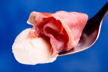 prosciutto crudo and mozzarella cheese
