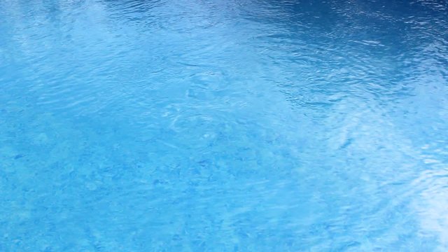 Wasserbewegt sich  im Swimmingpool  im Urlaub
