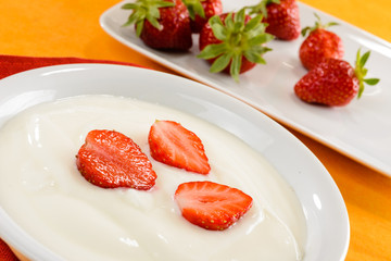 Yogurt e fragole, close-up, fuoco selettivo