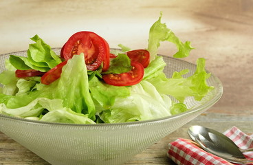 Salatschüssel mit Kopfsalat und Tomaten