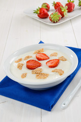 Yogurt, cereali e fragole, fuoco selettivo